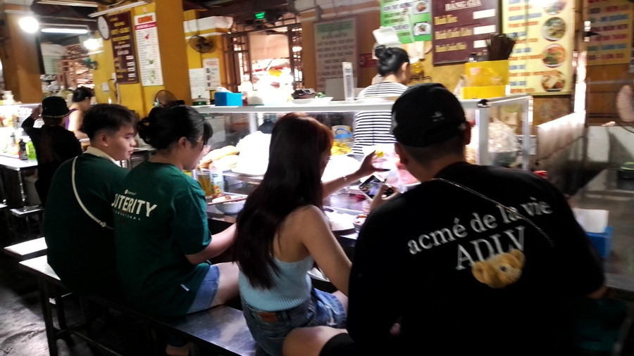 ホイアン市場の飲食エリア