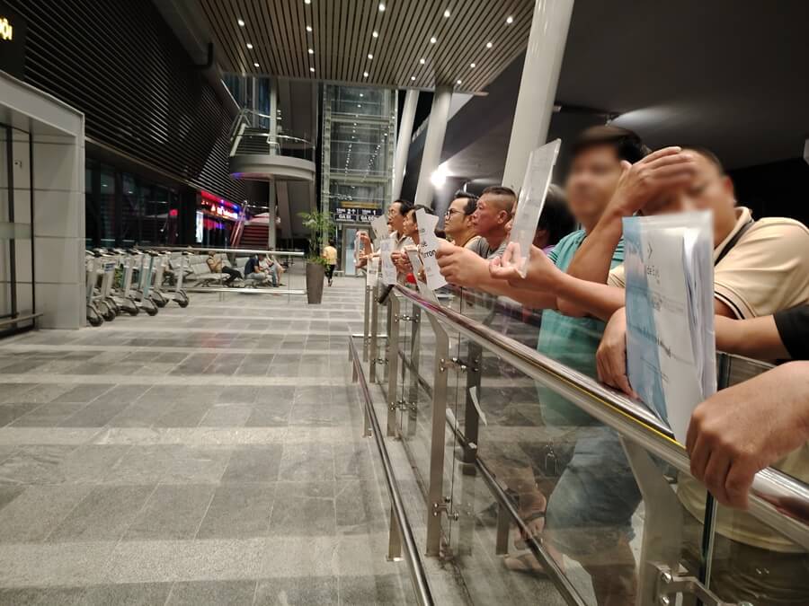 ベトナムの空港でドライバーがお客様をお迎えします。