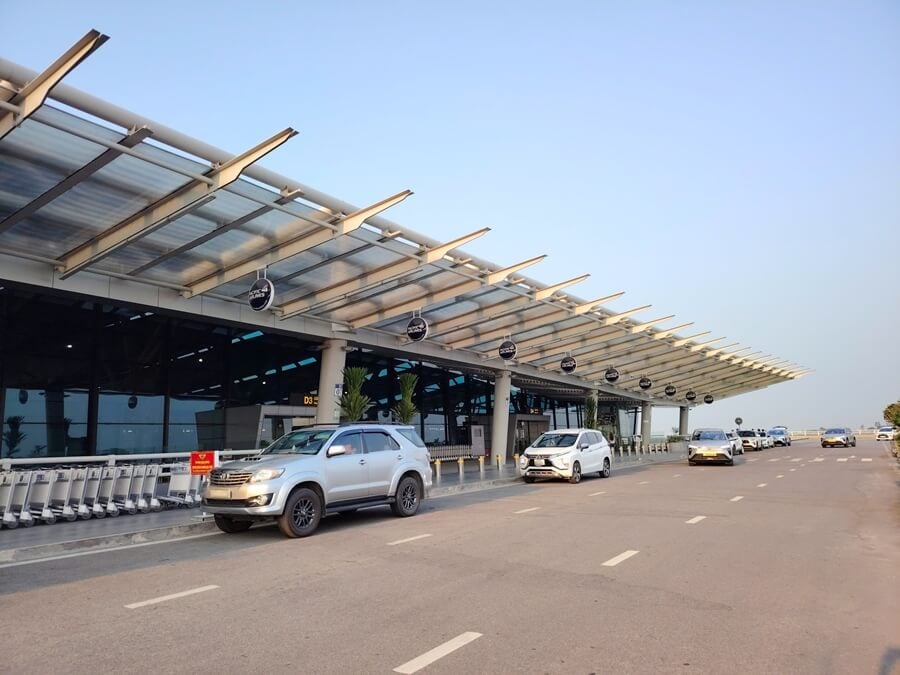 ベトナムの空港でお客様をお送りするプライベート車両