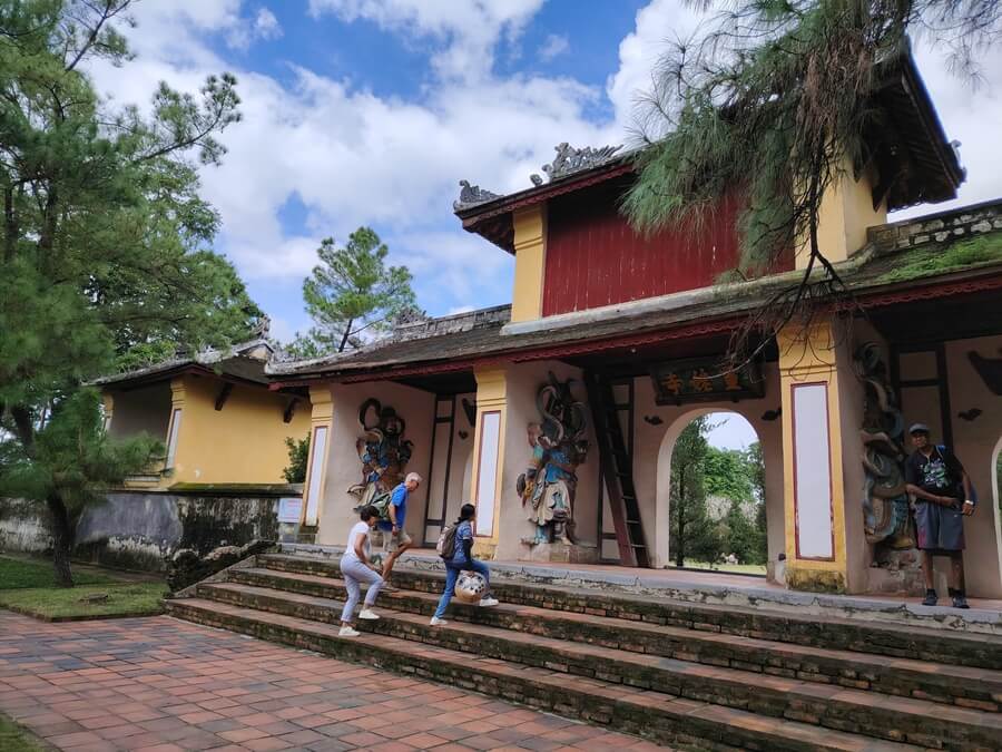 フエで専用車を利用して訪れるティエンムー寺