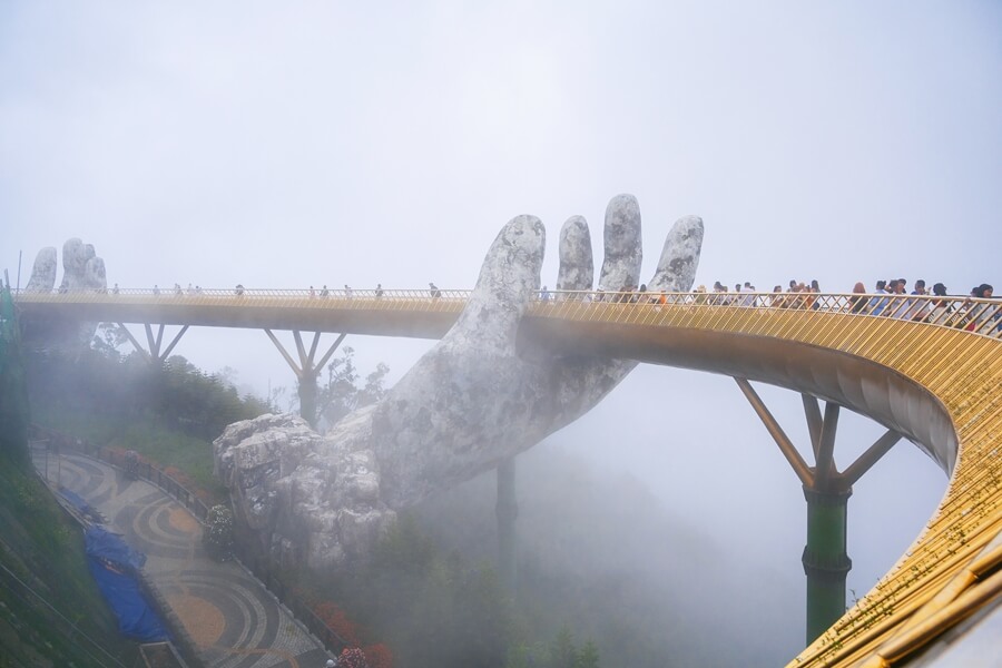 Złoty Most w Ba Na Hills koło Da Nang