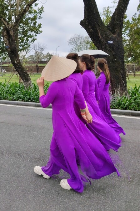 Wietnamskie dziewczęta noszą Ao Dai