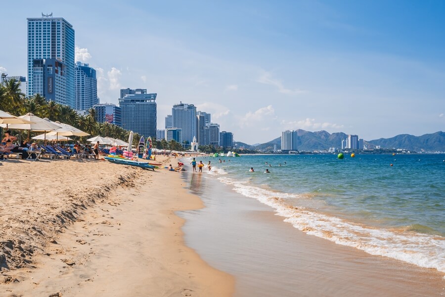 Zachód słońca na plaży w Nha Trang