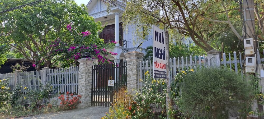 Lối rẽ vào biển ngay nhà nghỉ Tân Cảnh