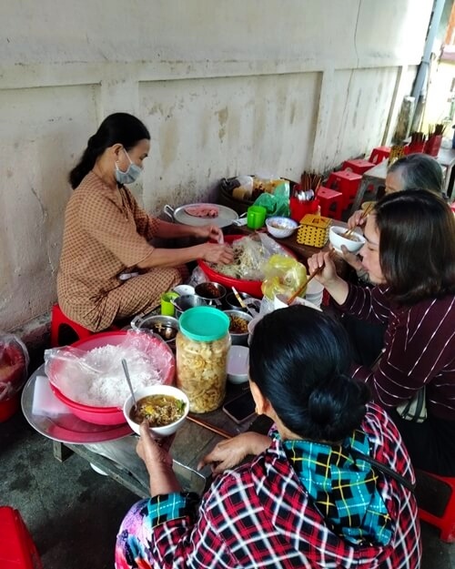 Quán Bún Hến Trong Hẻm Văn Cao