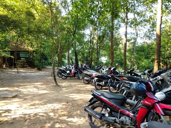Bãi xe chùa Huyền Không Sơn Thượng