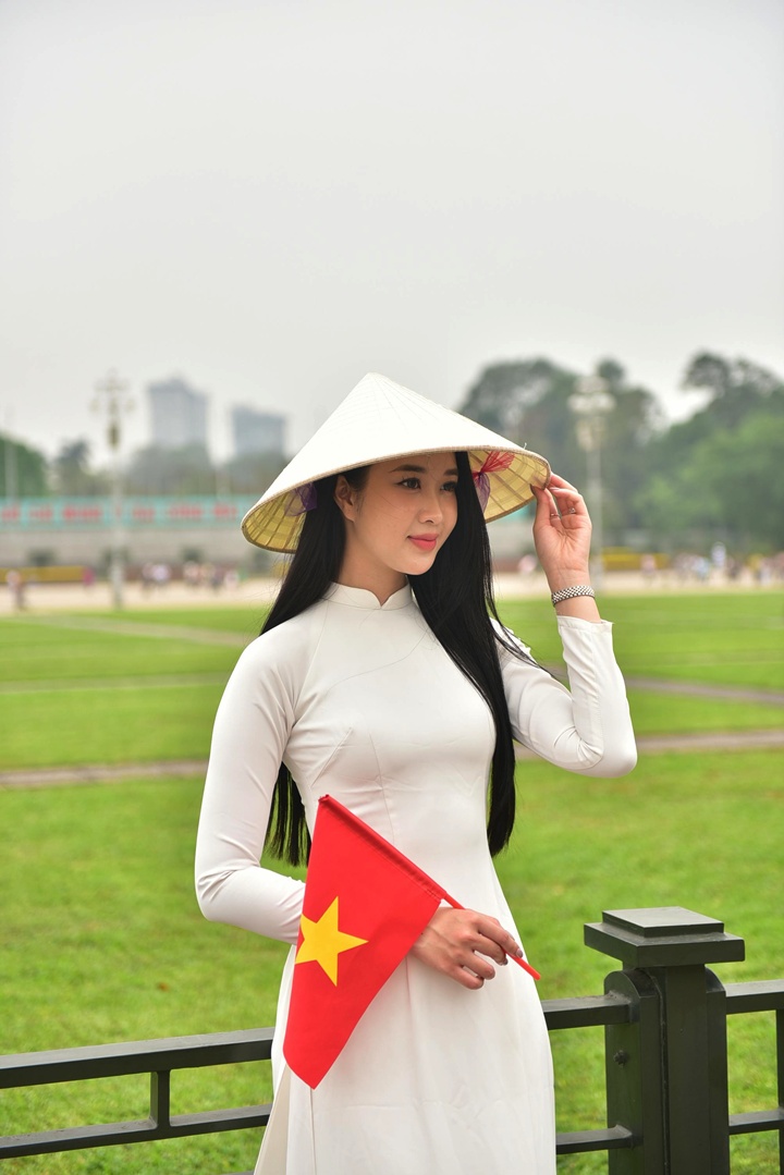 Cô gái với nón lá