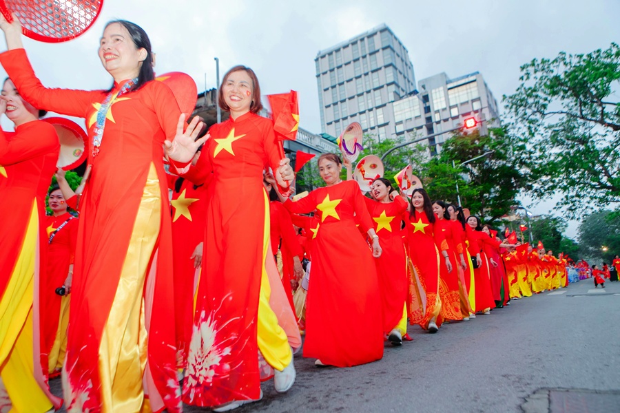 Phụ nữ vui trong lễ hội