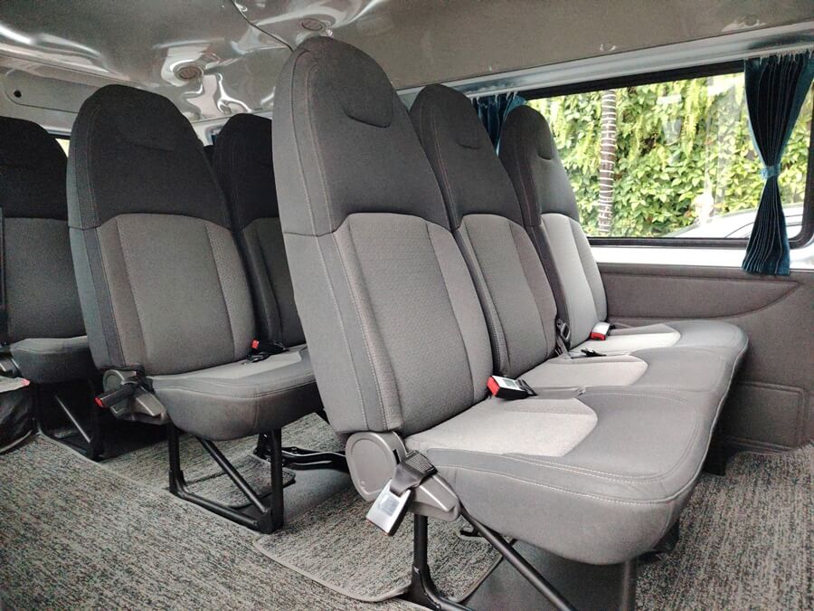 Hàng ghế hành khách trên xe 16 chỗ phục vụ dịch vụ thuê xe tại Đà Nẵng