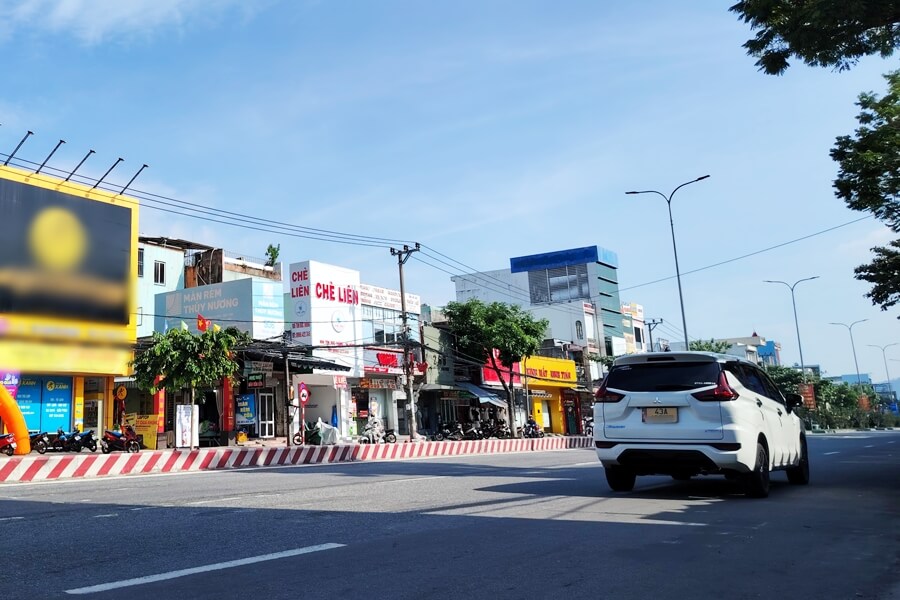 Xe ô tô cho thuê chạy trên đường phố Đà Nẵng