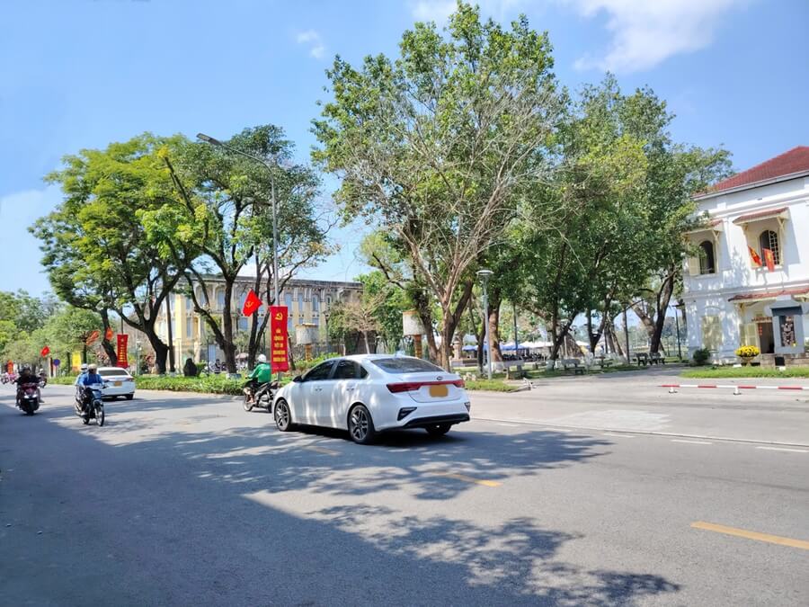 Xe ô tô riêng có lái chạy trên đường Lê Lợi thành phố Huế