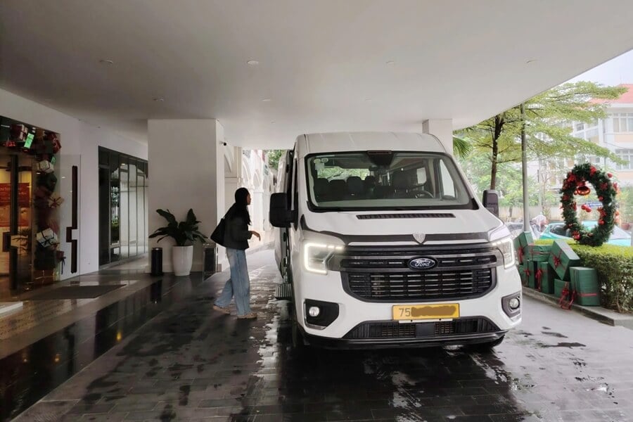 Xe 16 chỗ ford màu trắng đón khách tại khách sạn ở Huế