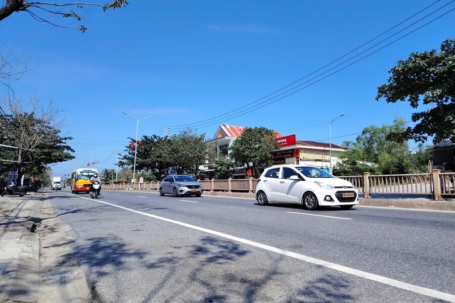 Xe ô tô con đang đi tỉnh trên quốc lộ
