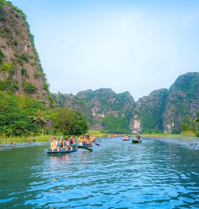 Du khách ngồi thuyền ngắm cảnh núi non và sông nước tại Tam Cốc, Ninh Bình