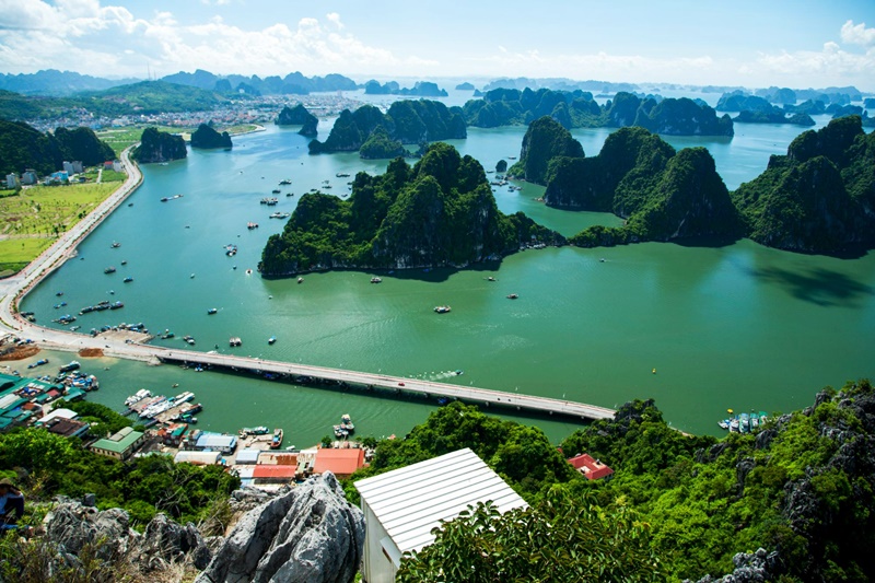 poem moutain in halong city