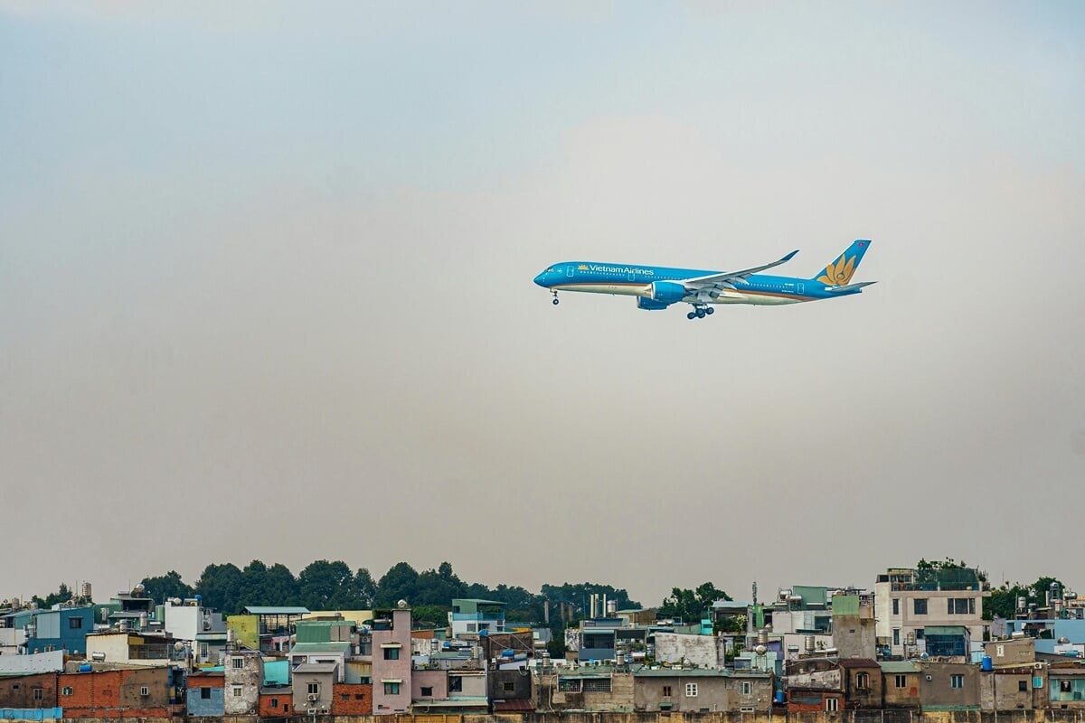 Vietnam Airlines flight flying above the city skyline