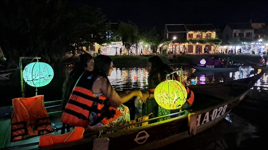 Boat ride on the Thu Bon River at night