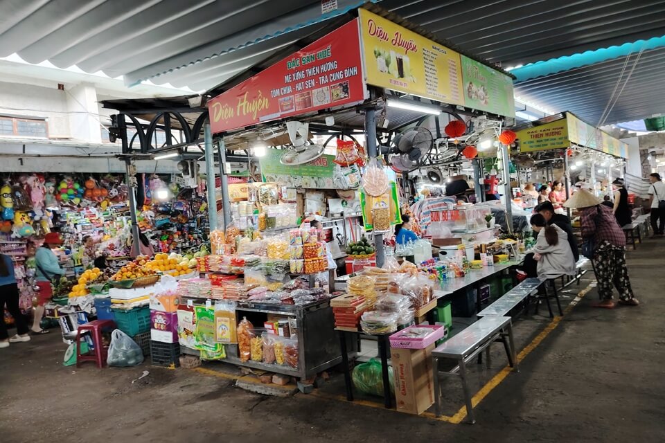 Visit the busiest Dong Ba Market in Hue City