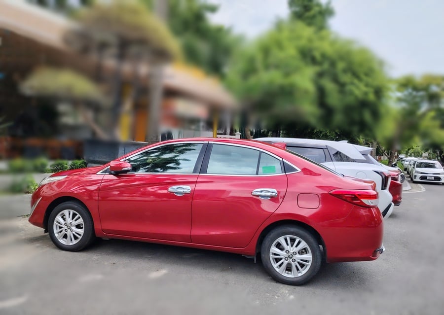4-seater car rental with driver in Vietnam