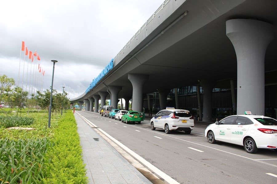 Car rental in Vietnam for airport transfer