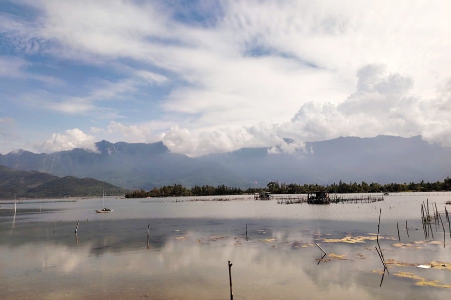 Lap An Lagoon at noon