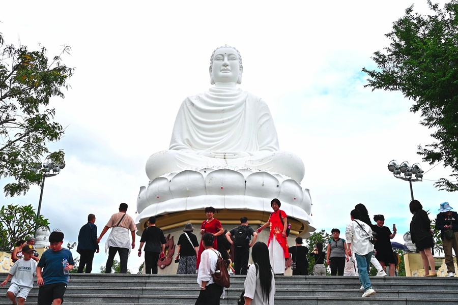 Buddhist statue in Long Son Pagoda