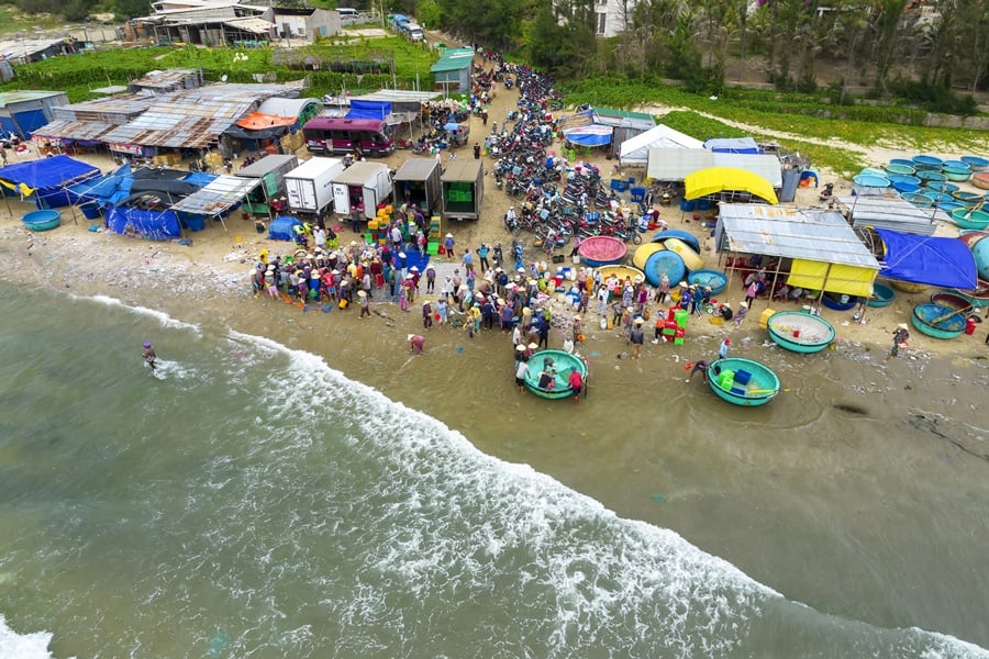 iew of the Fishing Market in Mui Ne from Above
