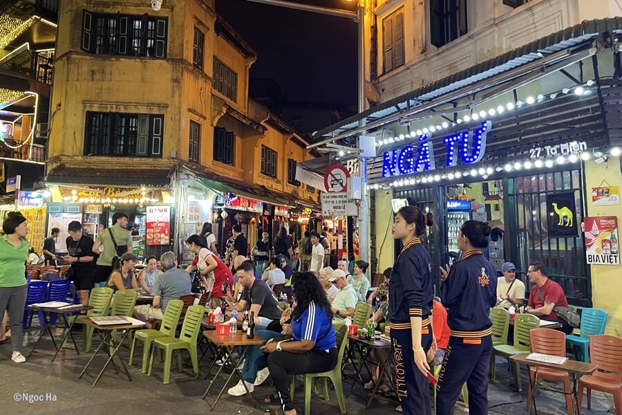 Hà Nội, miền Bắc Việt Nam, về đêm với phố bia sôi động