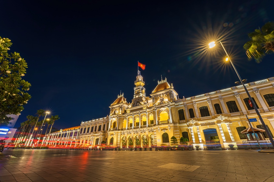 A sunny night at Ho Chi Minh City People's Committee