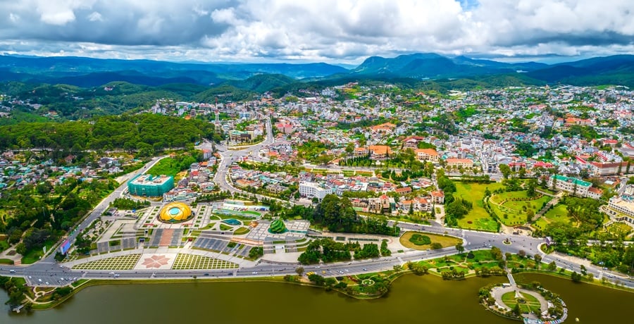 Main roads in Da Lat City with urban buildings