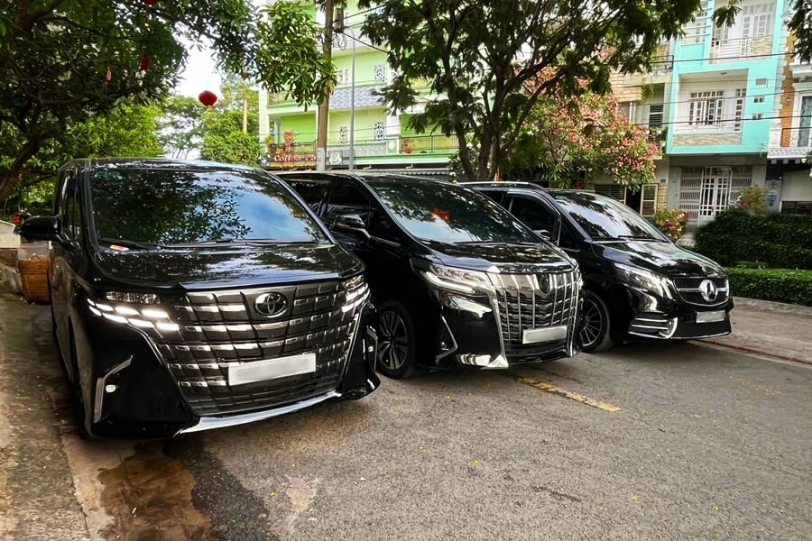 Black Toyota Alphard for rent in Vietnam