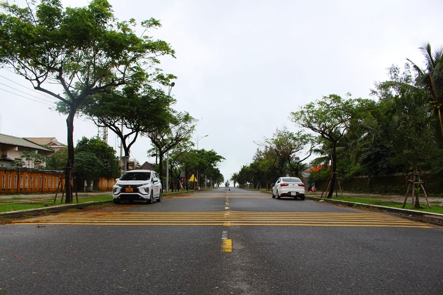 Wide, open road in Da Nang with parked rental cars, emphasizing the ease of self-driving in the city.