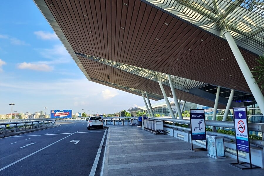 Car drops guests at the departure terminal of Da Nang Airport