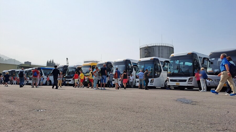 Rij touringcars bij een haven in Hue, Vietnam, klaar voor de aankomende toeristen.