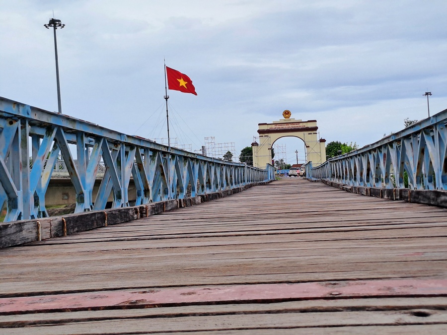 Visit Hien Luong Bridge at the DMZ in Quang Tri, about 100 km from Hue City