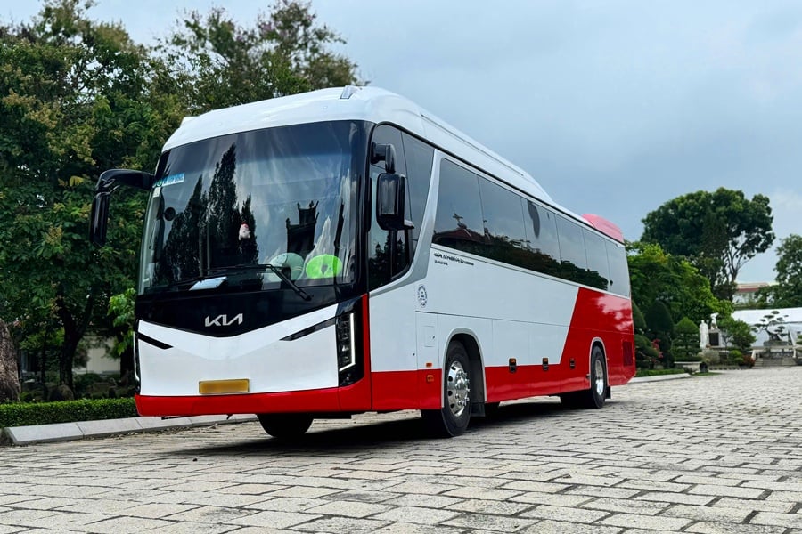 Common bus used for private bus rentals in Vietnam