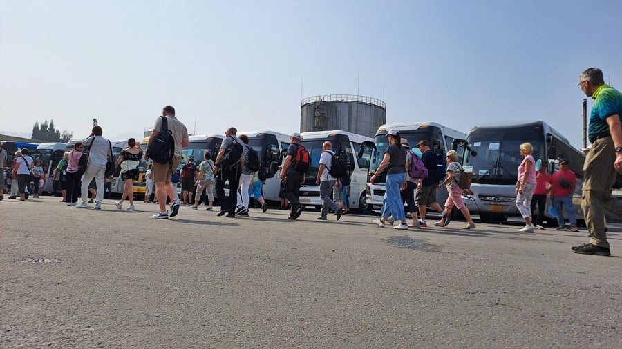 Grote bussen klaar om grote groepen te verwelkomen voor het verkennen van Vietnam
