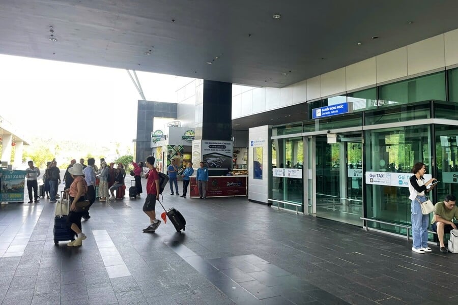 A traveler pulling luggage at Phu Quoc Airport exit gate for private car pickup service