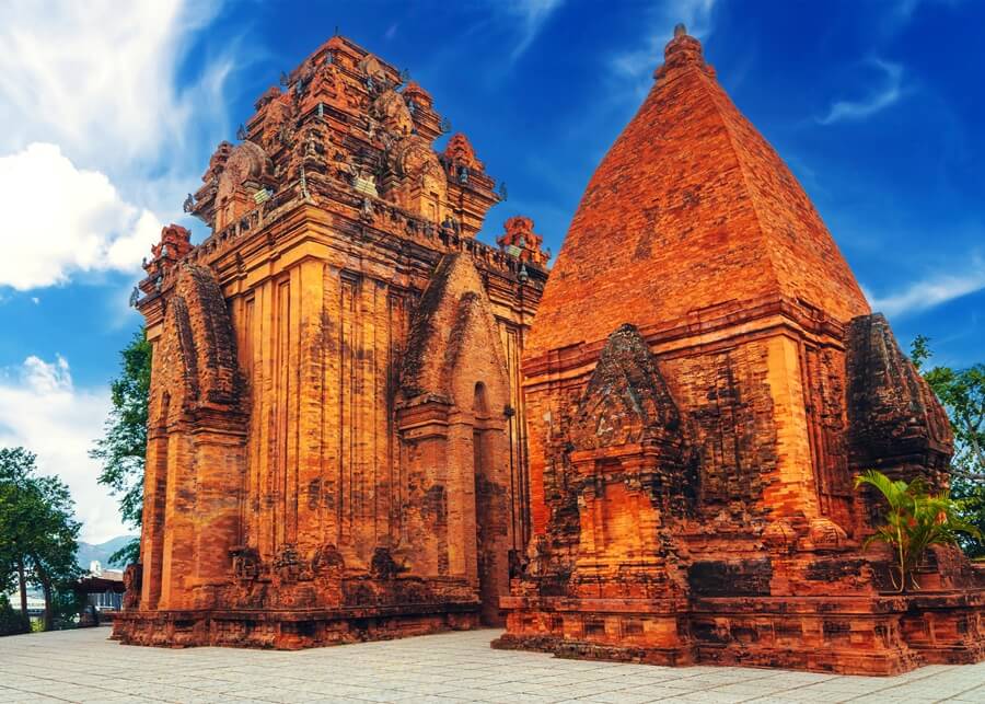De Po Nagar Cham-torens in Nha Trang, een cultureel hoogtepunt dat vaak wordt bezocht tijdens een privé-dagtour met de auto