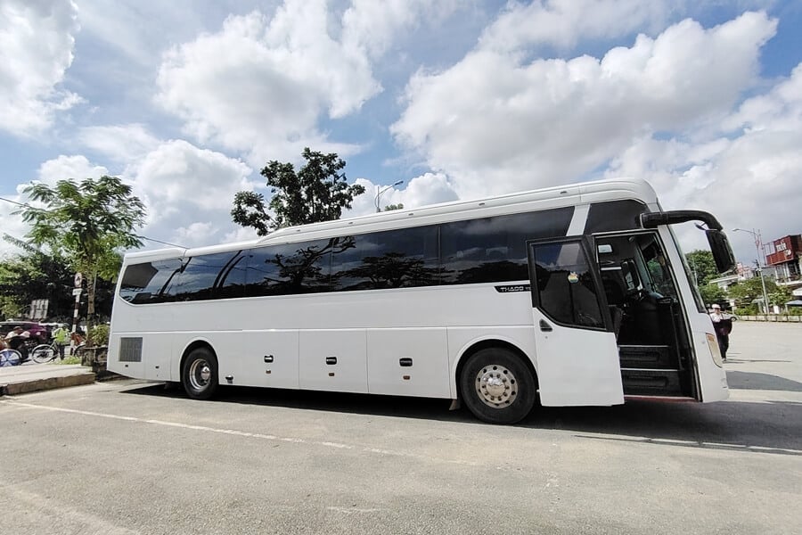 Populaire 45-persoonsbus van Thaco in Vietnam