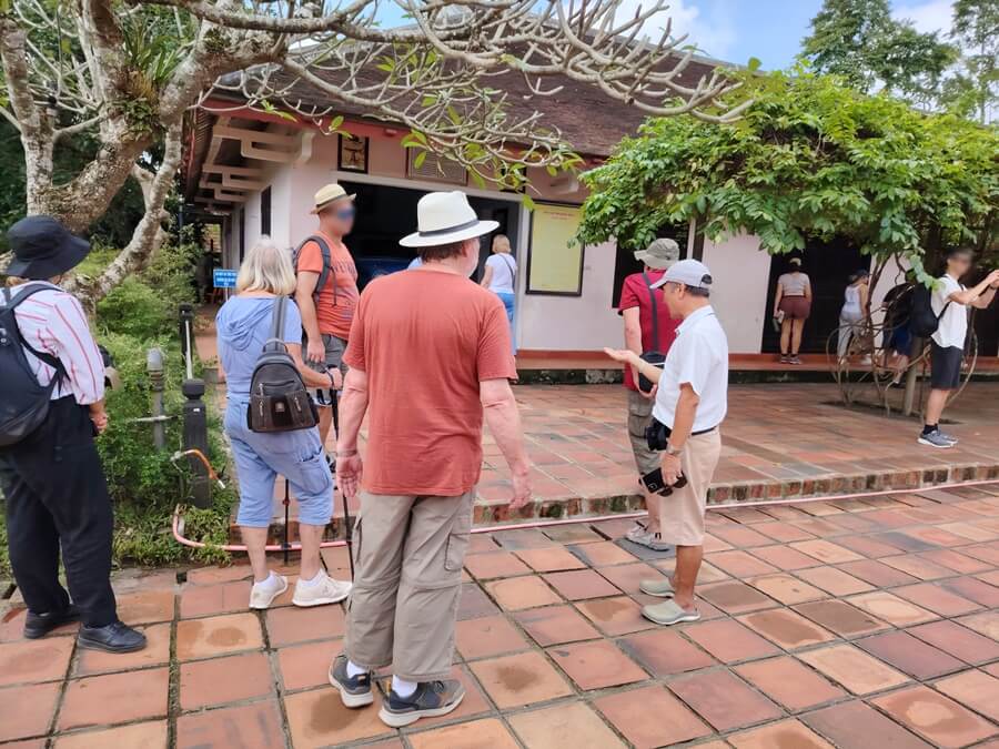 Tourists are traveling with a join-group itinerary that comes with package services.