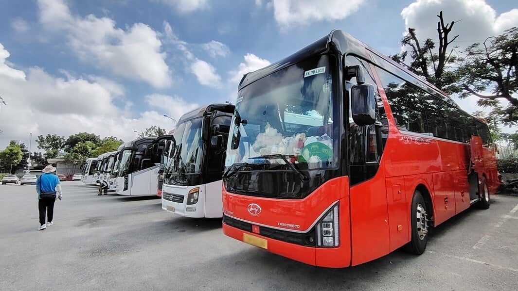 Rode Tracomeco 45-persoonsbus in Vietnam