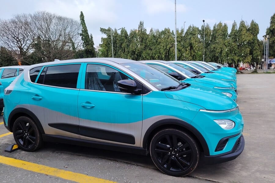 A row of VinFast electric cars in Vietnam, reflecting the rising trend of clean-energy transportation in the country