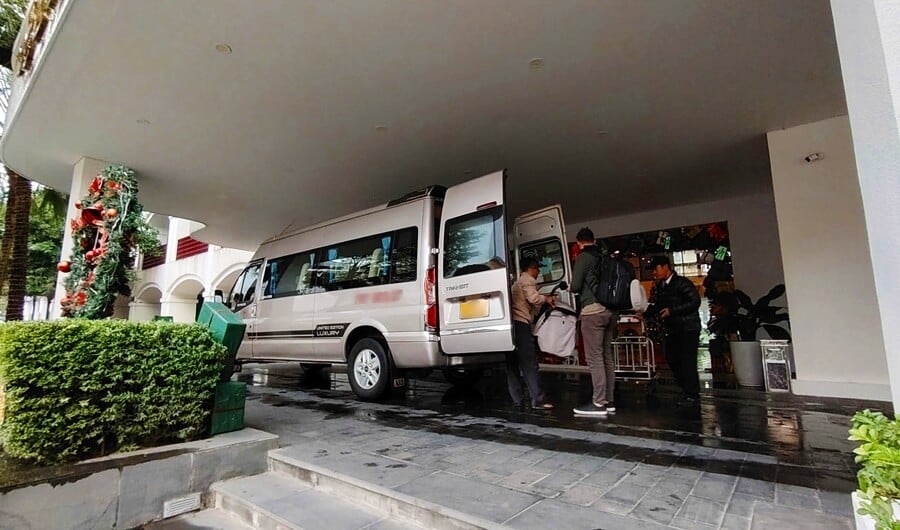 Private transfer drop-off at a hotel in Hue with luggage assistance