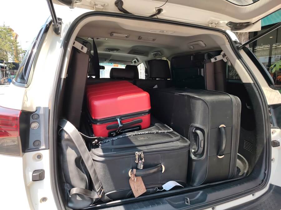 7人乗りToyota Fortunerにおける乗客とスーツケースの積載スペースの例