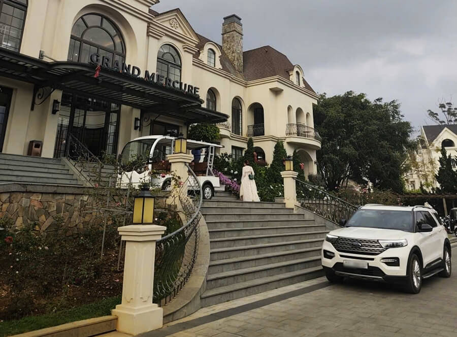Ford Explorer SUV dropping off travelers at a hotel in Da Lat after a private transfer from Ho Chi Minh City