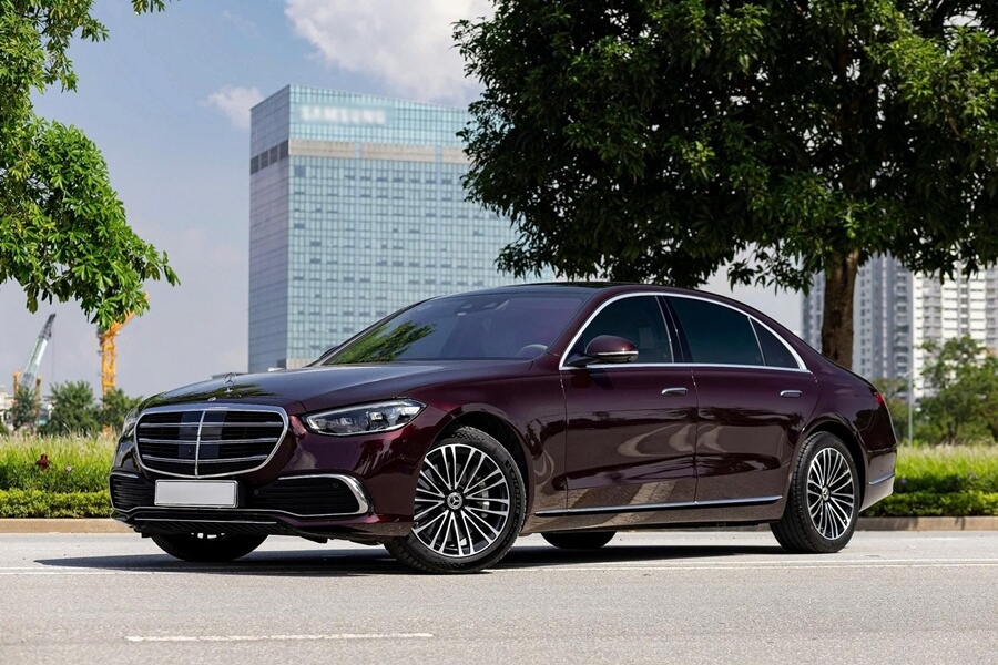 Distinctive dark violet Mercedes-Benz S-Class S 450 exterior
