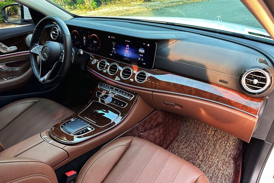 Advanced cockpit interior of the Mercedes-Benz S-Class S 450