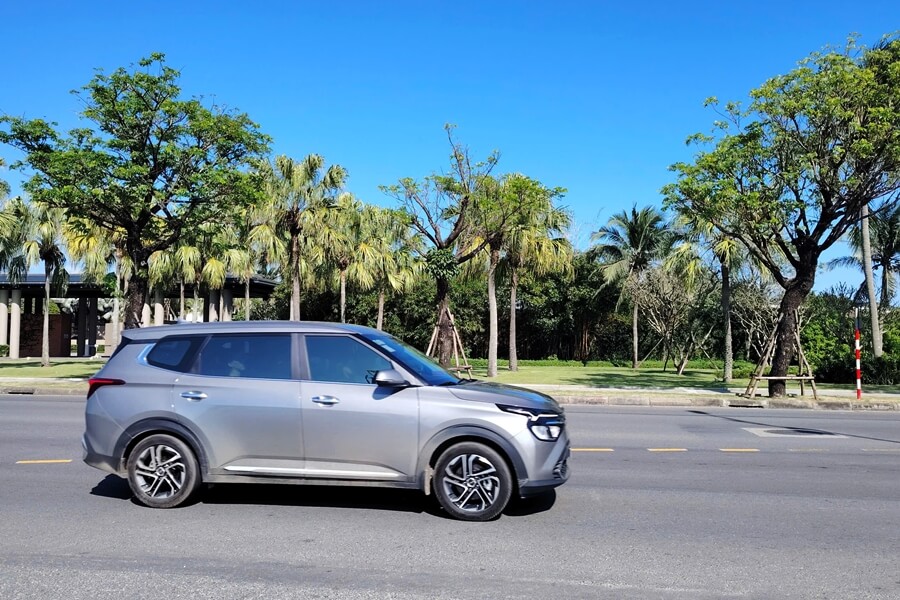 Private 7-seat SUV traveling on the coastal route from Da Nang to Dung Quat