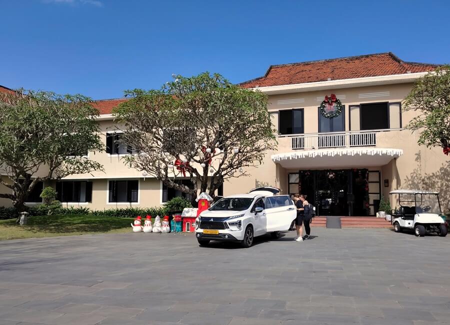 A private car picking up guests at a hotel in Hoi An